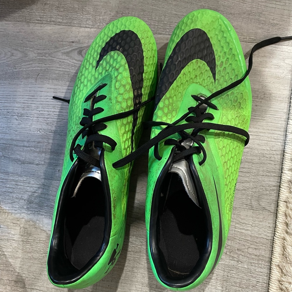 Soccer cleats